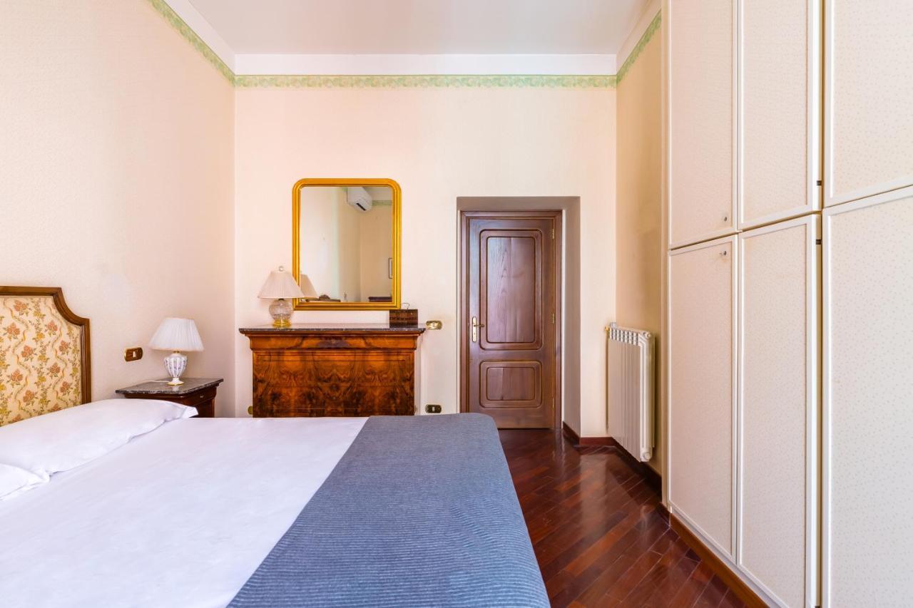 Grand Classic Apartment At San Martino By Napoliapartments Buitenkant foto