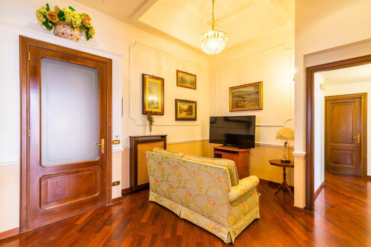 Grand Classic Apartment At San Martino By Napoliapartments Buitenkant foto