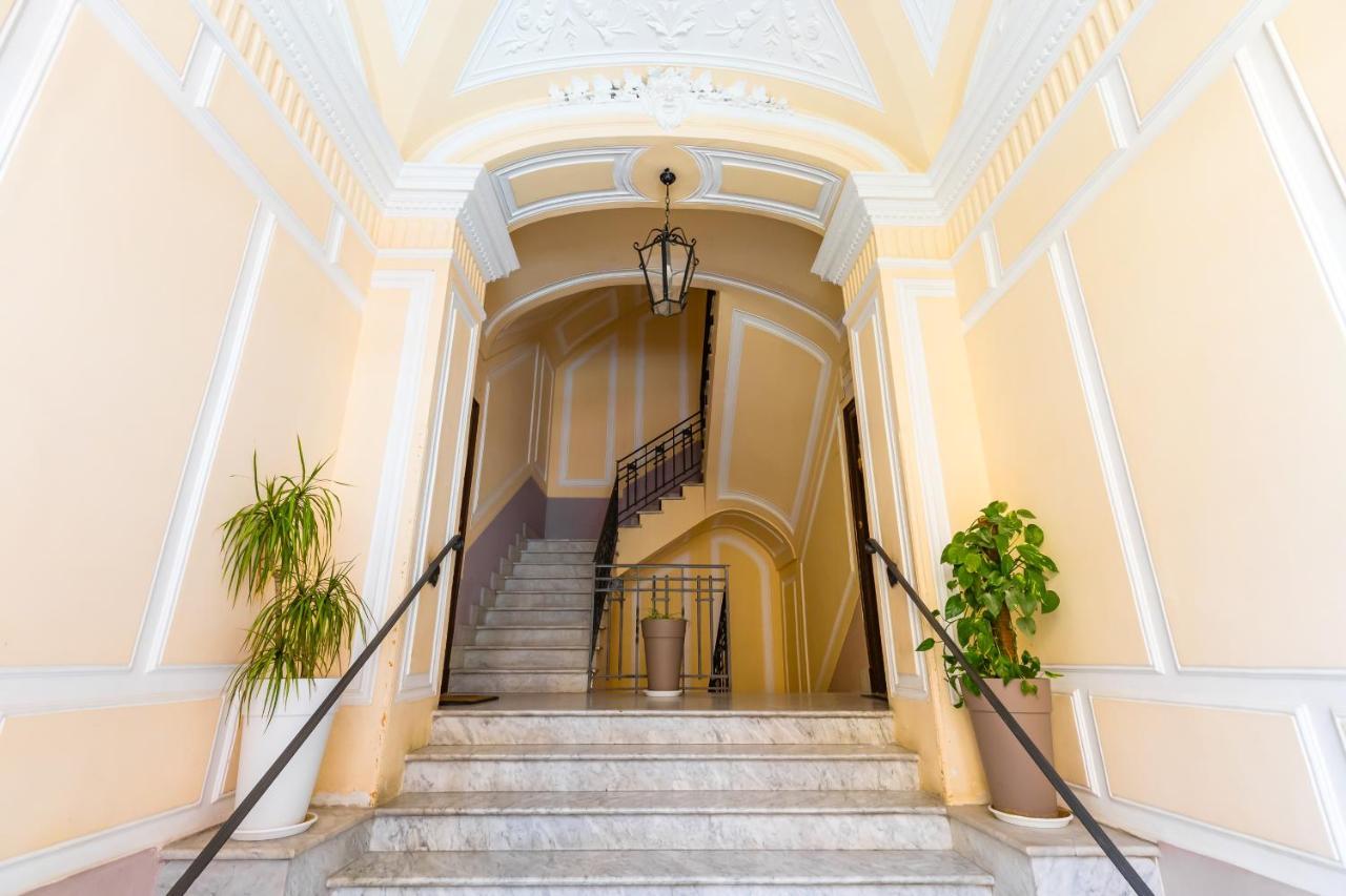 Grand Classic Apartment At San Martino By Napoliapartments Buitenkant foto